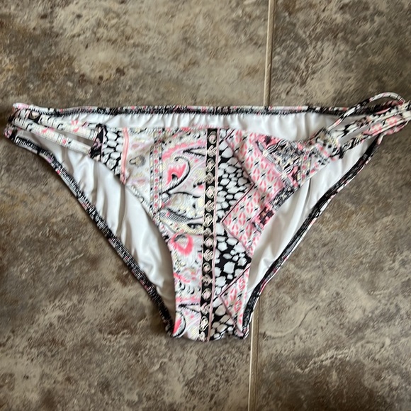 Victoria’s Secret Paisley Get Away HalterBikini - Picture 7 of 9
